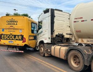 nibus escolar  atingido por caminhes na Rodovia dos Imigrantes (Crédito: GM-VG)