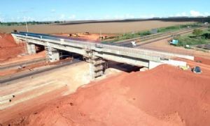 Obras da 1 ferrovia estadual esto em andamento com a construo de 5 viadutos (Crédito: Assessoria)