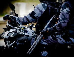 Vigilância dos vigias: implantação de câmeras em fardas policiais lida com resistência (Crédito: REPRODUÇÃO)