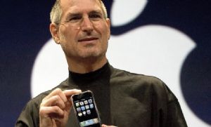 Steve Jobs queria lançar o primeiro iPhone sem entrada para chip (Crédito: Reprodução)