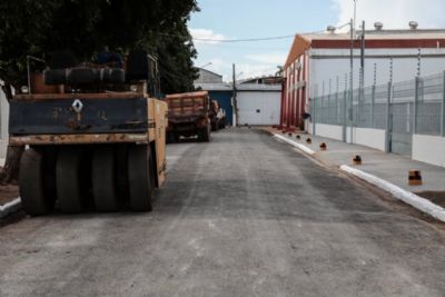Governo assina ordem de servio para incio das obras de asfalto em 8 bairros de Cuiab