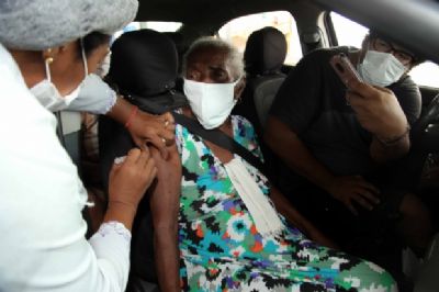 VG vacina quase 1500 pessoas em drive-thru e planeja ir  residncia de idosos acamados