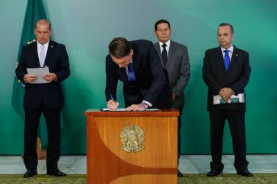 Bolsonaro  assina medida provisria para combater fraudes no INSS