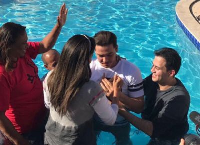 Wesley Safado  batizado em retiro espiritual