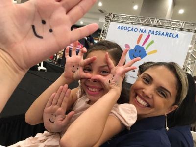 Crianas e adolescentes aptos  adoo participam de desfile para dar visibilidade  causa