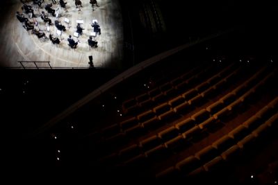 Espetculo em sala vazia: orquestra de Paris toca Strauss na era da Covid-19