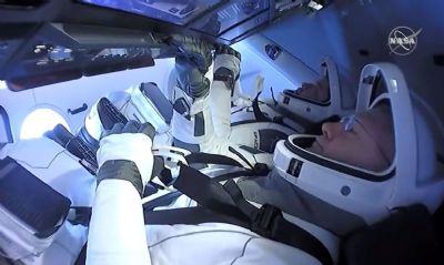 Astronautas da Nasa completam misso no espao a bordo da SpaceX