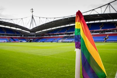 Homofobia no futebol: conquistas, retrocessos e a luta dos torcedores LGBTQ+