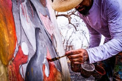Artista plstico cuiabano leiloa obras criadas a partir das cinzas do Pantanal para arrecadar fundos