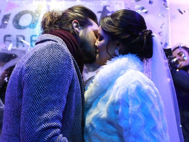 Luan Santana 'se casa' com f - com direito a beijo - em festa junina