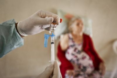 Pelo menos 400 idosos sero vacinados em casa contra Covid-19 por dificuldade de locomoo em Vrzea Grande (MT)