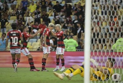 Flamengo vence o Vasco de virada e assume vantagem na semifinal do Carioca