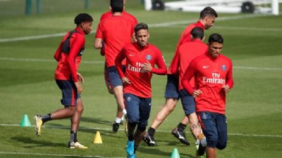 Barcelona recebe pagamento por Neymar, e craque deve estrear no domingo