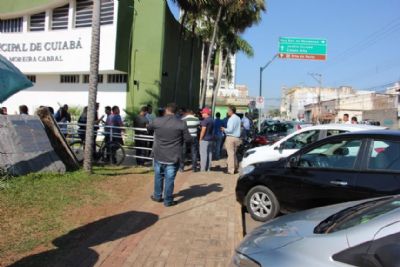 Motoristas de Uber ocupam a Cmara de Cuiab em protesto por regulamentao