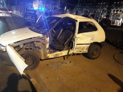 Motorista fica preso nas ferragens aps acidente envolvendo trs carros em Cuiab
