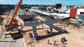Processo de instalao de vigas de concreto  iniciado no viaduto da Avenida das Torres