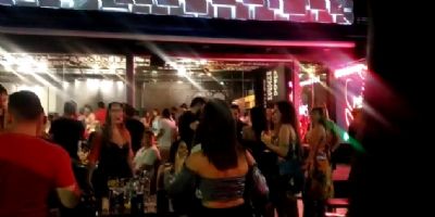 Vdeo mostra aglomerao de pessoas no restaurante Barons em Cuiab