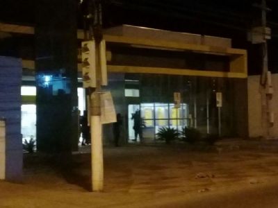 Quadrilha tenta explodir caixas de banco na Avenida Fernando Corra