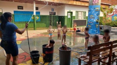 Alunos de escola sem ar-condicionado se refrescam com banho de mangueira em Cuiab