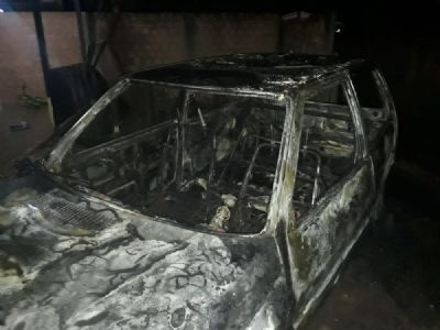 Namorado incendeia carro e casa de mulher por cime aps ver foto dela no WhatsApp