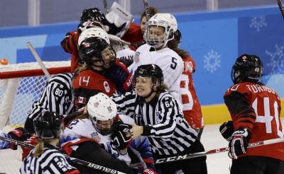 Americanas e canadenses brigam em partida de hquei na Olimpada de Inverno