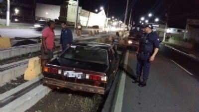 Carro cai em valeta do VLT na avenida da FEB durante a noite