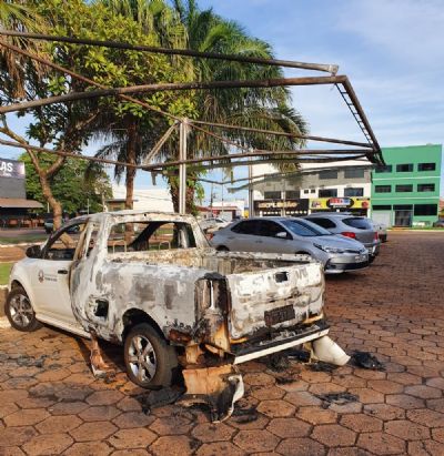 Carro da Prefeitura de Tangar da Serra (MT)  incendiado em estacionamento