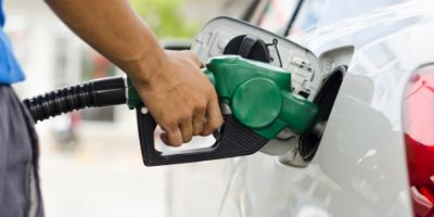Com aumento de 3,5%, preo da gasolina  reajustado nas refinarias