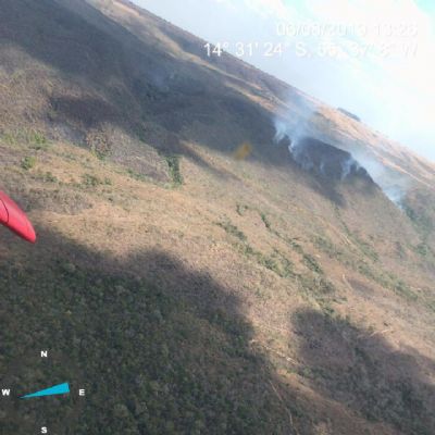 Bombeiros combatem incndio em rea de proteo das cabeceiras do Rio Cuiab