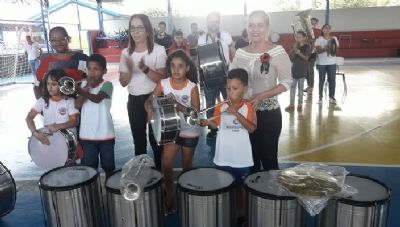 Prefeitura entrega instrumentos para formao de fanfarras nas escolas