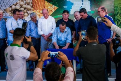 Taques sanciona lei que reduz alquota do feijo na abertura da Farm Show