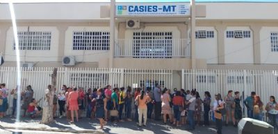 Interessados em curso de Libras fazem fila gigante na porta de centro de apoio em Cuiab