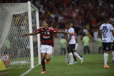 Flamengo goleia Maring-PR por 8 a 2 e avana na competio