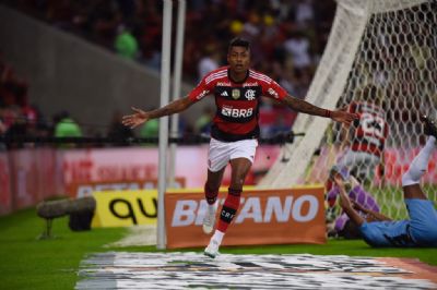 ​Flamengo bate Athletico-PR por 2 a 1