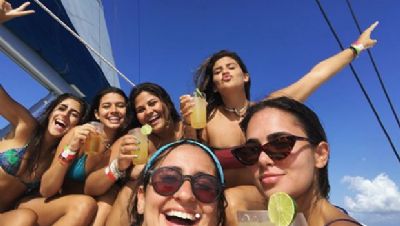 No Mxico, Giulia Costa curte passeio de barco com as amigas