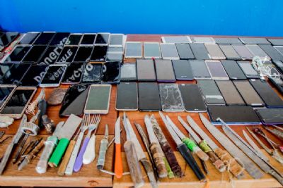 Agentes apreendem 171 celulares e cadernos com anotaes de crimes