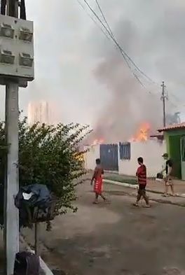 Incndio assusta moradores do bairro Despraido, em Cuiab