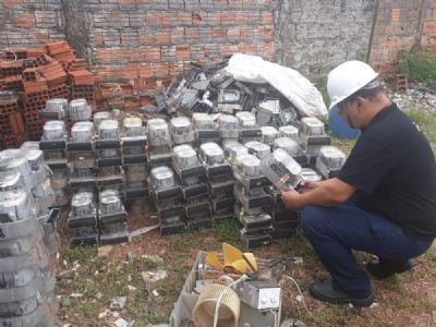 Trs pessoas so presas com mais de 400 medidores de energia furtados de empresa em Cuiab