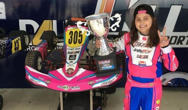 Menina de 10 anos quer continuar no kart apesar de capotagem