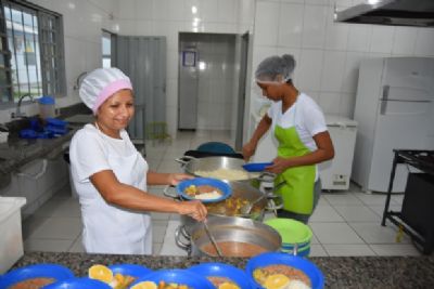 Merendeiras participam da final do concurso 'Delcias da Alimentao Escolar' nesta quarta