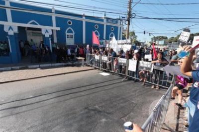 Com forte esquema de segurana, grevistas protestam na Santa Casa
