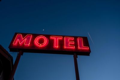 Mulher flagra marido em motel e agride prostituta