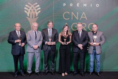 ​Jayme Campos recebe Prmio CNA Agro Brasil