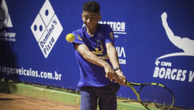 O tenista de MT Jogar Sul-Americano e Brasileiros de Tnis