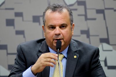 Secretrio de Previdncia e trabalho do Ministrio da Economia, Rogrio Marinho, ocupa o centro do Roda Viva