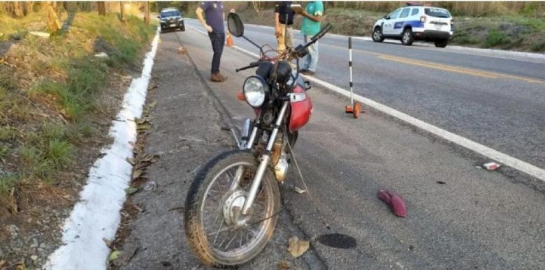 Homem de 56 anos morre aps colidir moto em meio-fio