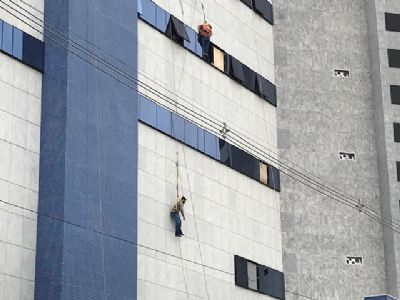 Cabo de elevador se rompe e trabalhadores ficam pendurados em prdio em construo em MT