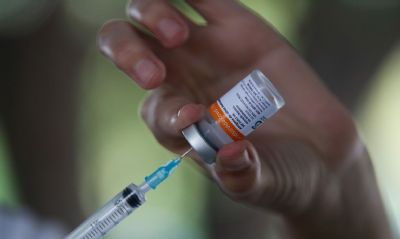 Primeira cidade a vacinar em massa encerra etapa de imunizao