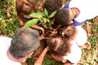 Crianas participam de ao ambiental e plantam rvores no Hotel Mato Grosso guas Quentes