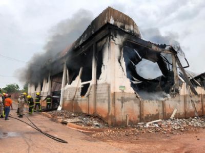 Dono de fbrica atingida por incndio estima prejuzo de at R$ 6 milhes; fogo prximo a residncias